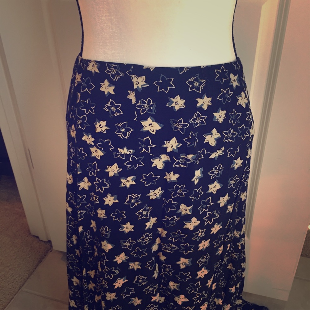 Banana Republic Size 14 Maxi Skirt with side slit